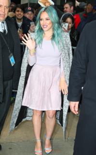 Hilary Duff feet photo thumbnail