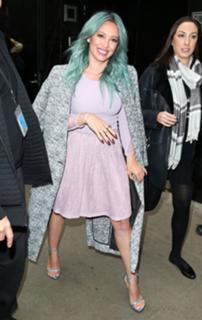 Hilary Duff feet photo thumbnail