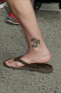 Christina Applegate feet photo thumbnail