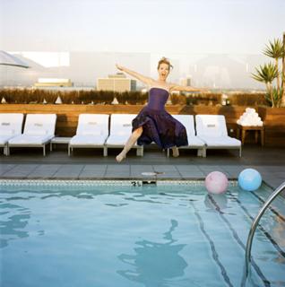 Leslie Mann feet photo thumbnail