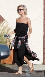 Julianne Hough feet photo thumbnail