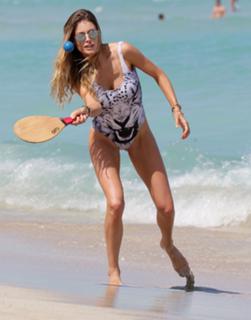 Doutzen Kroes feet photo thumbnail