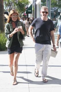 Cat Deeley feet photo thumbnail