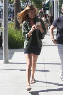 Cat Deeley feet photo thumbnail