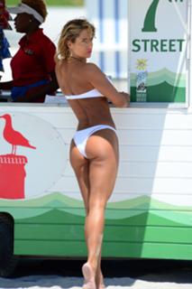 Jennifer Nicole Lee feet photo thumbnail