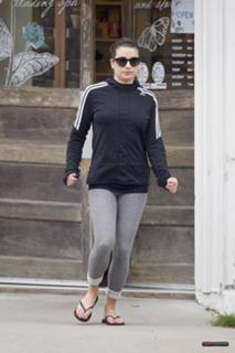 Lea Michele feet photo thumbnail