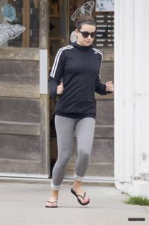 Lea Michele feet photo thumbnail