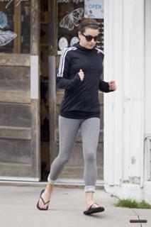 Lea Michele feet photo thumbnail