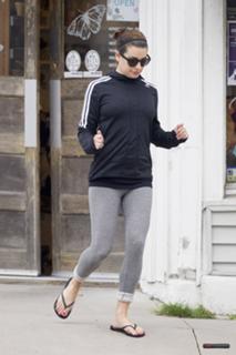 Lea Michele feet photo thumbnail