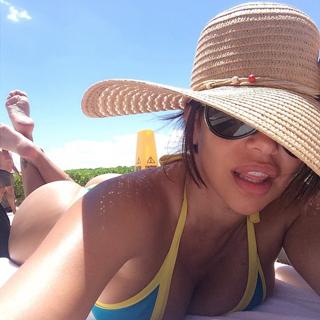 Vida Guerra feet photo thumbnail