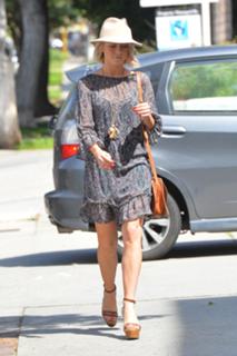 Julianne Hough feet photo thumbnail