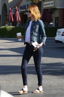 Emma Stone feet photo thumbnail