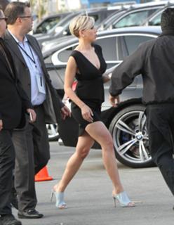Scarlett Johansson feet photo thumbnail