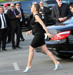 Scarlett Johansson feet photo thumbnail