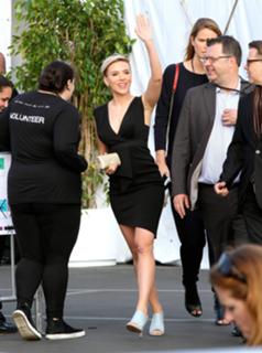 Scarlett Johansson feet photo thumbnail