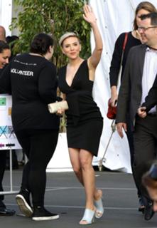 Scarlett Johansson feet photo thumbnail