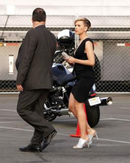 Scarlett Johansson feet photo thumbnail