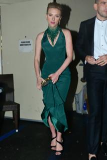Scarlett Johansson feet photo thumbnail
