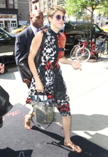Shailene Woodley feet photo thumbnail