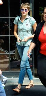 Shailene Woodley feet photo thumbnail