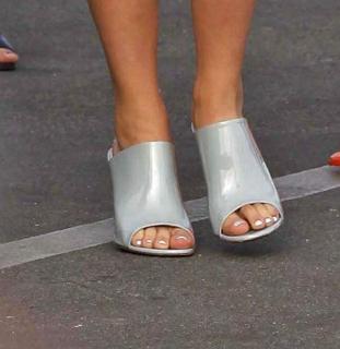 Scarlett Johansson feet photo thumbnail