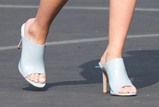 Scarlett Johansson feet photo thumbnail