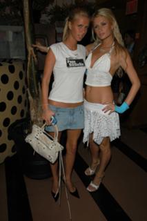 Paris Hilton feet photo thumbnail