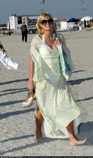 Paris Hilton feet photo thumbnail