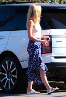 Gwyneth Paltrow feet photo thumbnail