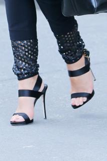 Chrissy Teigen feet photo thumbnail