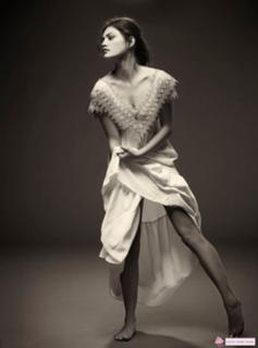 Phoebe Tonkin feet photo thumbnail