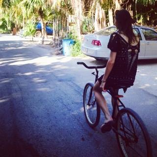 Phoebe Tonkin feet photo thumbnail
