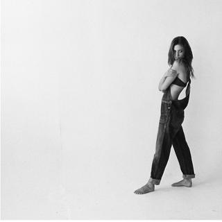 Phoebe Tonkin feet photo thumbnail