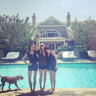 Phoebe Tonkin feet photo thumbnail