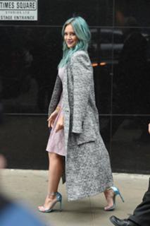 Hilary Duff feet photo thumbnail