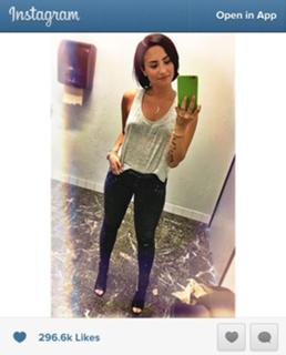Demi Lovato feet photo thumbnail