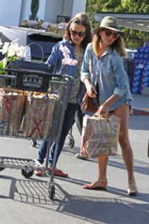 Chrissy Teigen feet photo thumbnail