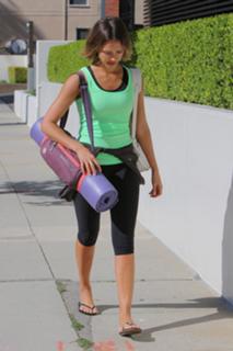Jessica Alba feet photo thumbnail
