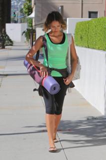 Jessica Alba feet photo thumbnail