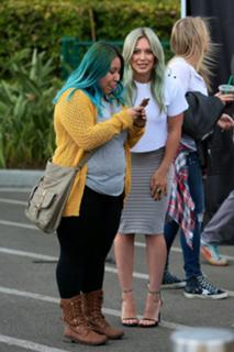 Hilary Duff feet photo thumbnail
