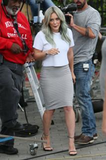 Hilary Duff feet photo thumbnail