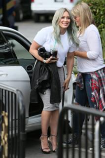 Hilary Duff feet photo thumbnail