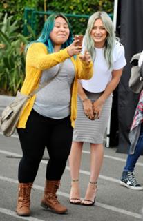 Hilary Duff feet photo thumbnail