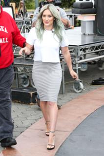 Hilary Duff feet photo thumbnail