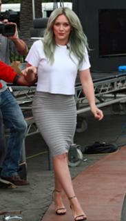 Hilary Duff feet photo thumbnail
