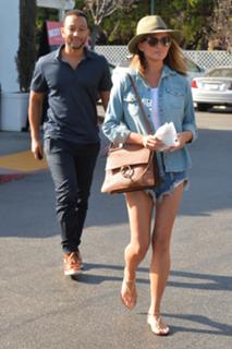 Chrissy Teigen feet photo thumbnail