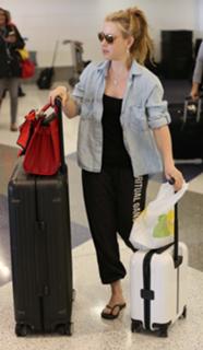 Tara Lipinski feet photo thumbnail