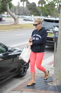 Busy Philipps feet photo thumbnail