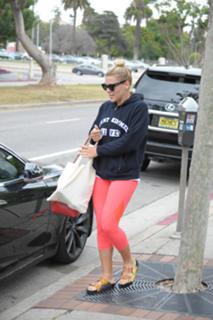 Busy Philipps feet photo thumbnail