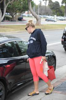 Busy Philipps feet photo thumbnail